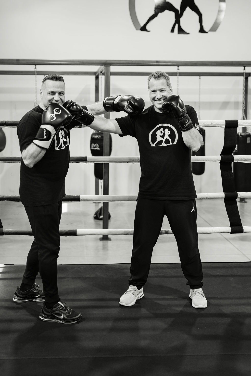 Deux boxeurs partagent un moment de complicité dans le ring